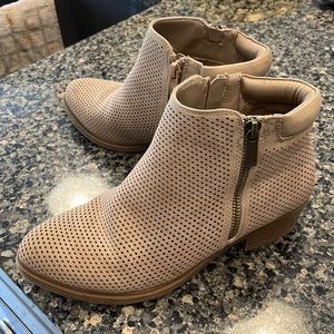 Aldo tan booties size 4